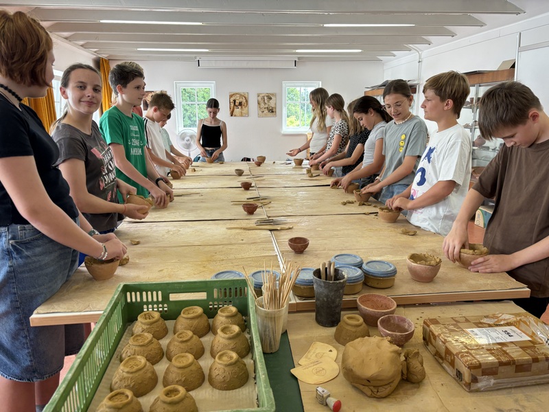 01 Schulkinder töpfern im Museum